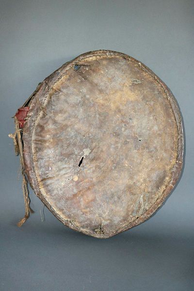 Ceazu (cedazo) para labores agrícolas e instrumento ocasional (fondo Museu del Pueblu d'Asturies)