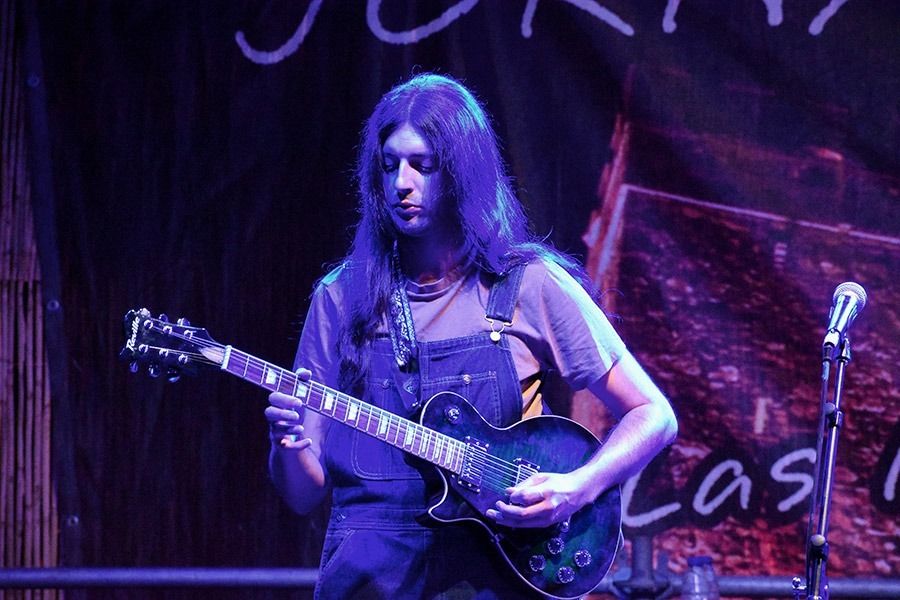 Jorge, guitarrista de Guieldu en un concierto