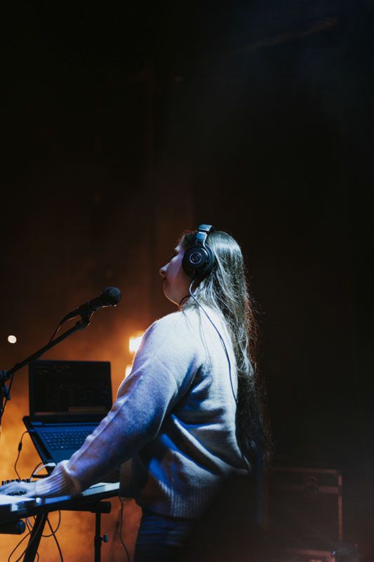 Laura Méndez, teclista de Guieldu durante el concierto de la banda en el Festival Celta de León (2024)