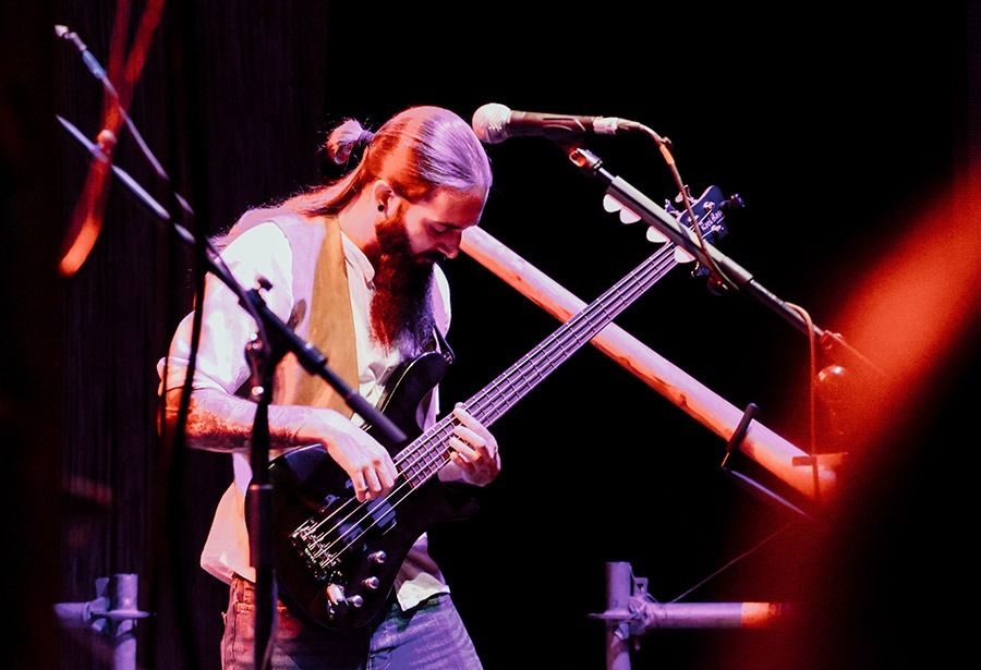 Pablo, bajista de Guieldu, en un concierto.