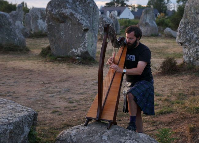 Recital del arpista celta Fearghal McCartan en los alineamientos de Kerzerho, Bretaña.