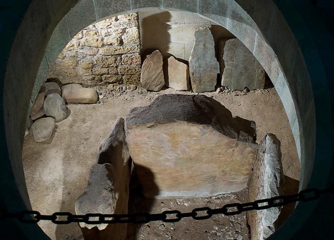 Dolmen en el subsuelo de la capilla de Santa Cruz de Canges de Onís. Asturies