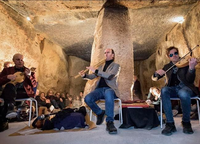 Concierto de Carlos Núñez en el interior del dolmen de Antequera en 2018
