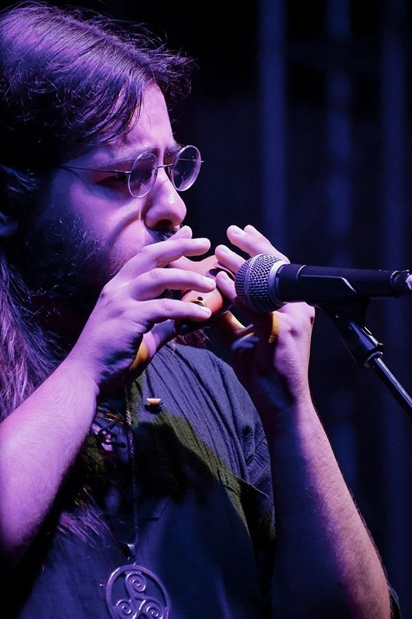 Héctor Aneiros tocan la ocarina en un concierto de Guieldu