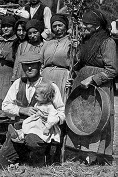 Anciana posa en una foto familiar sosteniendo en la mano un ceazu