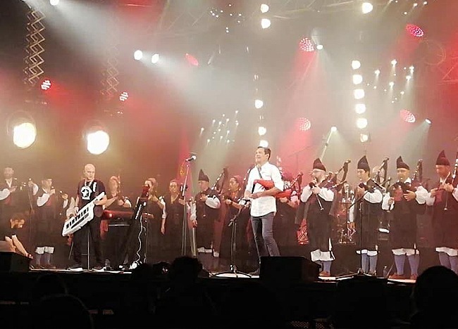 El gaitero Hevia en un concierto del 2022, ejemplo del concepto de Música Celta contemporánea