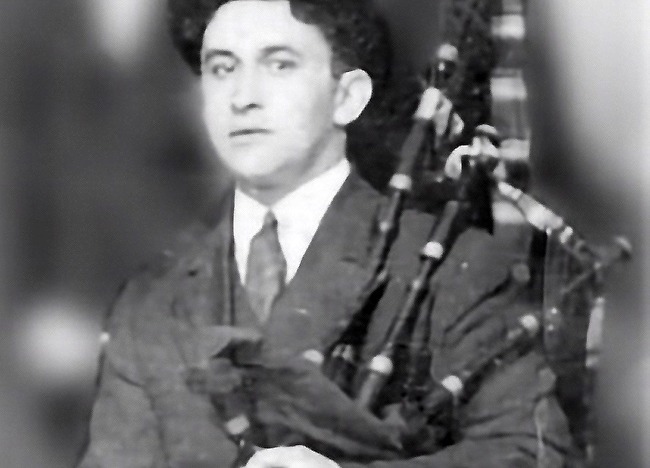 El gaitero asturiano Luis Vega Pubillones, de Corao, hacia 1909. Con su gaita escocesa Butler & Sons amenizaba fiestas populares en el oriente asturiano.
