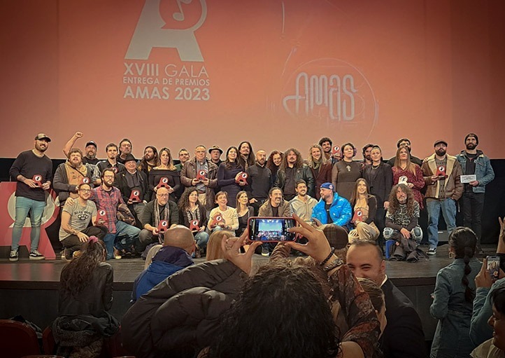 Premios AMAS 2023. Foto premiados gala. Guieldu 'Mejor canción Folk