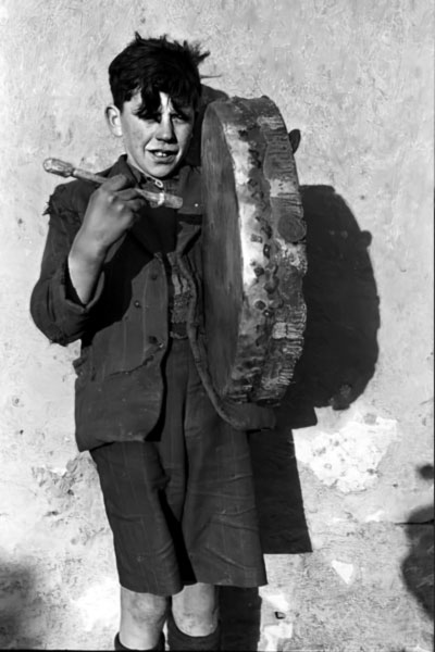Niño tocando un bodhran en una foto tomada por el floclorista Kevin Danaher en 1946