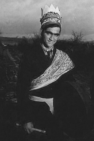 Joven disfrazado con un bodhran en una foto tomada por el floclorista Kevin Danaher en 1946