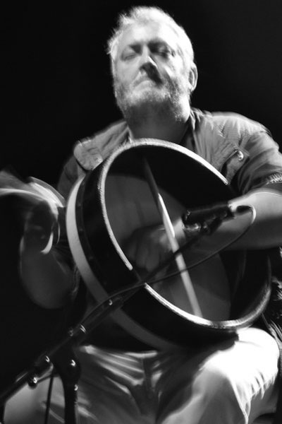 Fonsu Mielgo tocando el bodhran en uno de los conciertos de su banda Llan de Cubel