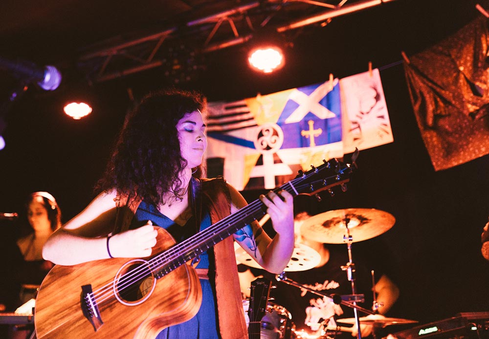 Susana Sors, voz y guitarra acústica de Guieldu tocando con la banda en el II Semando Fest (2024)