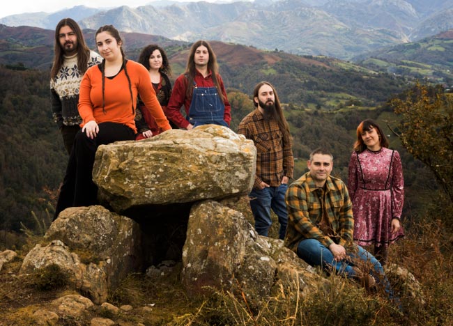 Imagen promocional de Guieldu en el dolmen del Españal, Asturies.
