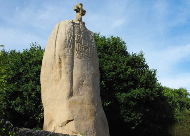 El menhir de Santo Uzec, cristianizado durante la segunda mitad del XVII