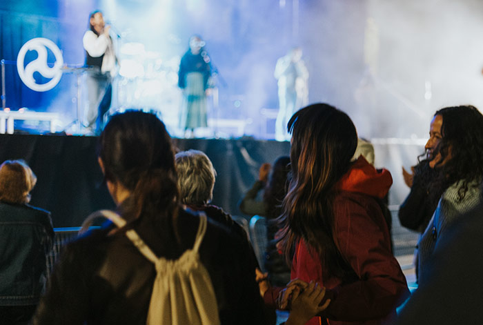 Publico bailando en el concierto de Guieldu. Festival Celta de León