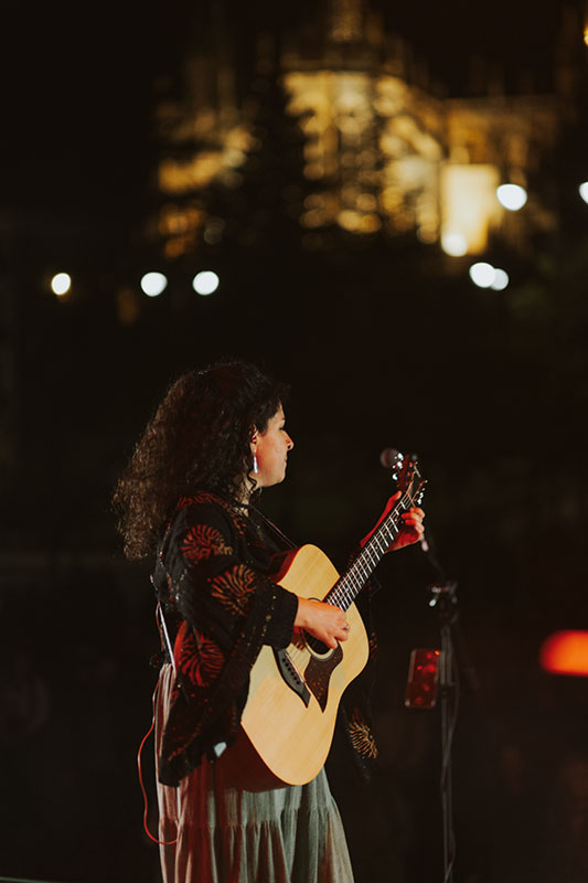 Susana Sors con la catedral de León al fondo. Festival Celta Reinu de Llión 2024