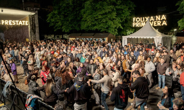 Guieldu na Folixa na Primavera de Mieres 2025 1 Publico armando una danza mientres el conciertu Guieldu na Folixa na Primavera de 2025