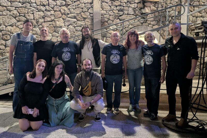Guieldu au Festival Folk & Rock Nas Portelas 10 Membres de Milladoiro et de Guieldu partageant les coulisses au festival de Lubián, Zamora.