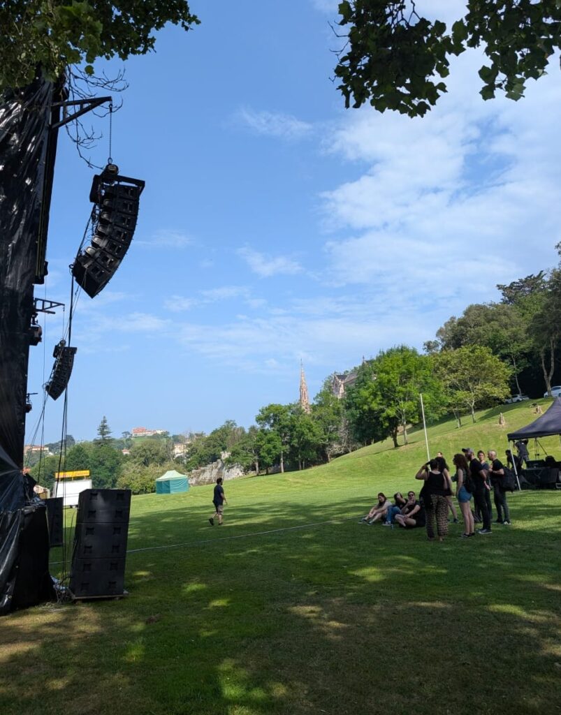 El prau de Sobrellano, en Comillas donde se fai el festival Folkomillas.
