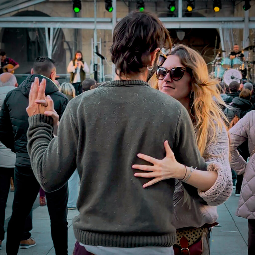 Guieldu au Repas dans la Rue d'Avilés 2024 5 Un couple s'anime à danser sur une ballade de Guieldu lors de son concert d'avril 2024 à Avilés.