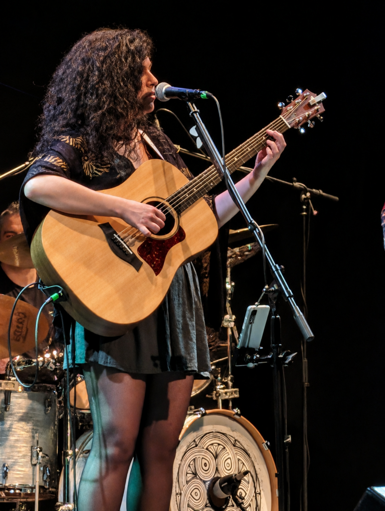 Guieldu en el Teatro S. Francisco por San Patricio 4 Susana Sors, voz y guitarra acústica de Guieldu en una fotografía tomada durante el concierto de la banda asturiana de música celta en el Teatro San Francisco