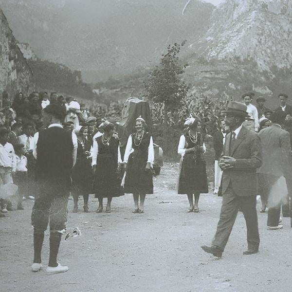 Imagen muy conocida de Ramón Menéndez Pidal cruzando entre las danzantes del Corri-corri en Arenas de Cabrales en agosto de 1932.