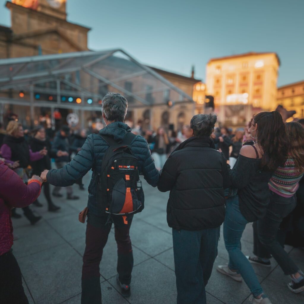 Guieldu au Repas dans la Rue d'Avilés 2024 2 Le public dansant la danza prima sur un morceau de Guieldu sur la Plaza de España à Avilés