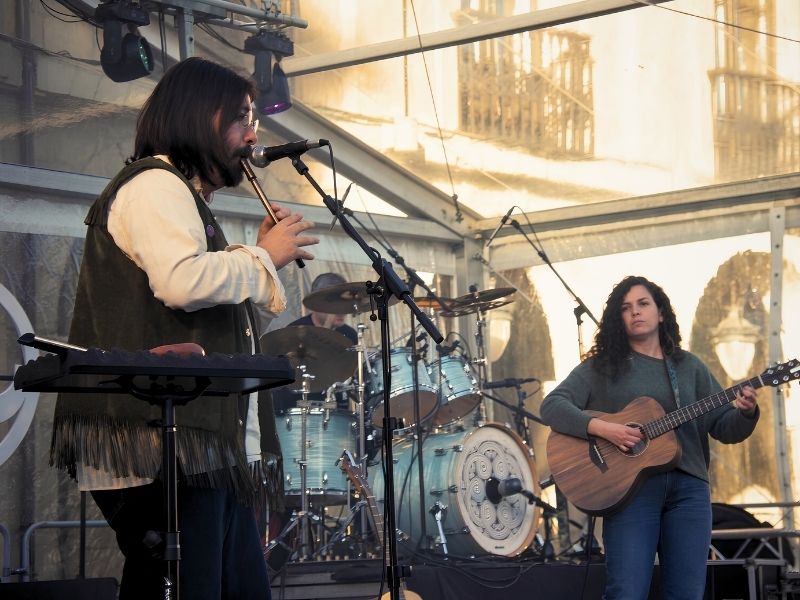Guieldu au Repas dans la Rue d'Avilés 2024 6 Membres de Guieldu sur la scène du Parche, lors du concert du jour du Repas dans la Rue à Avilés