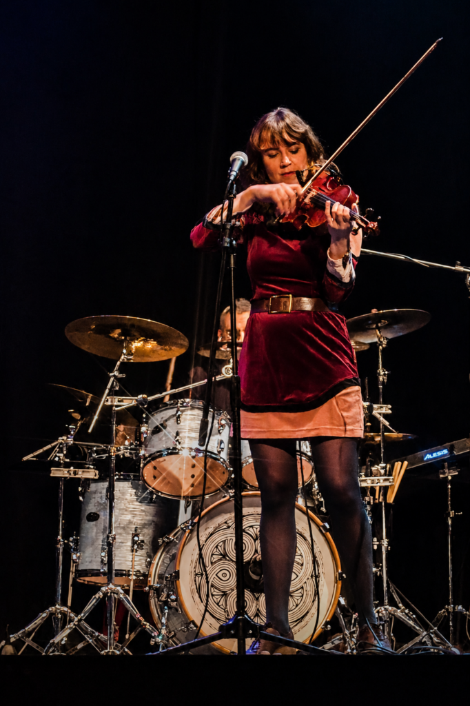 Guieldu en el Teatro S. Francisco por San Patricio 2 Carmen Tomé, violinista de Guieldu durante la actuación de la banda en el Teatro San Francisco de León, en marzo de 2024.