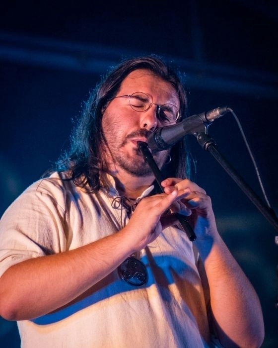 Héctor Aneiros durante’l conciertu de Guieldu en Porcía (2024)