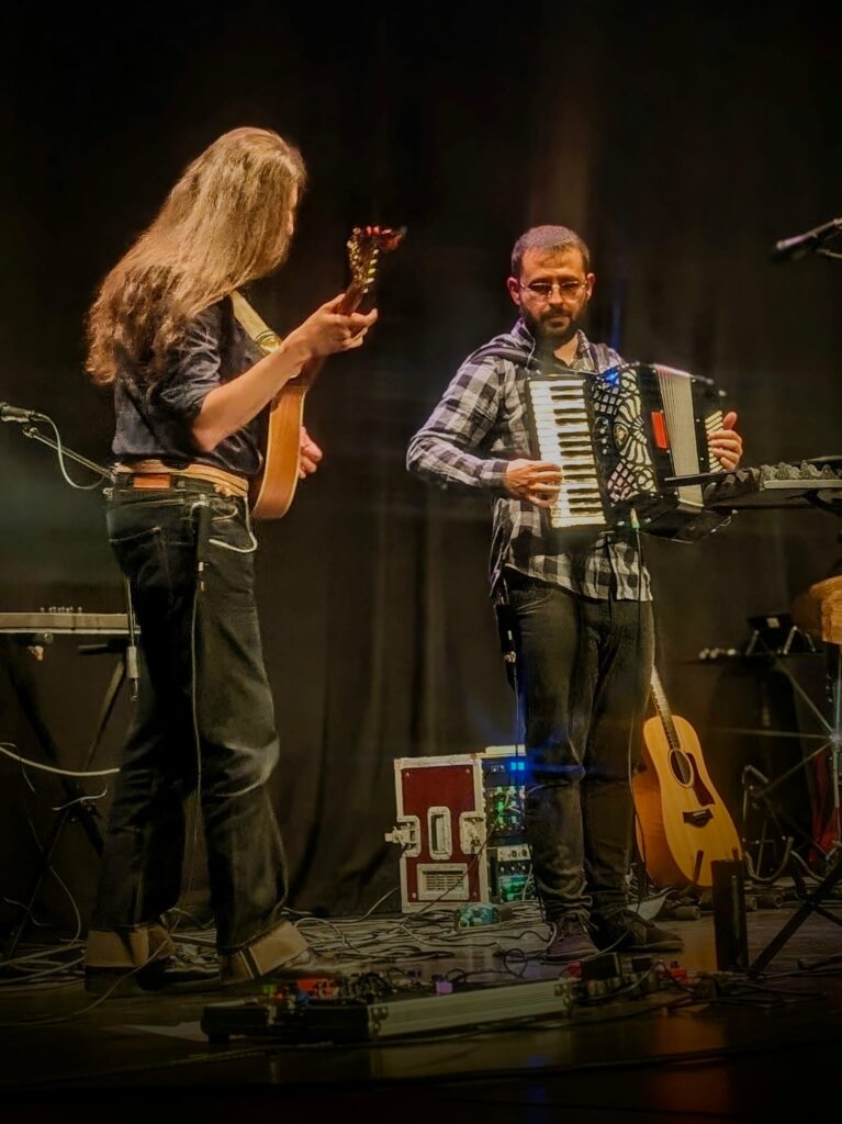 Guieldu en el Teatro S. Francisco por San Patricio 7 El acordeonista Sergio Garcia "Segis" acompañando a Guieldu como artista invitado en el concierto de León, en marzo de 2024