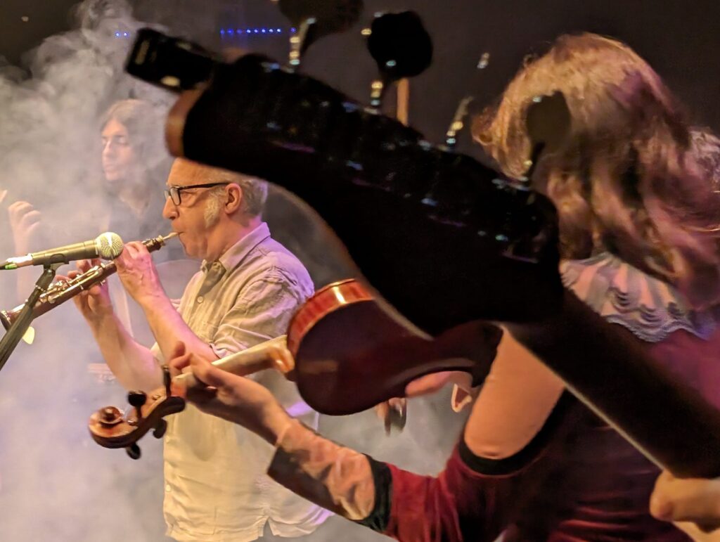 Guieldu en el Teatro S. Francisco por San Patricio 6 Antolín Cardeñoso, "Tolo" tocando la dulzaina como artista invitado en el concierto de Guieldu en el teatro San Francisco de León, en marzo de 2024