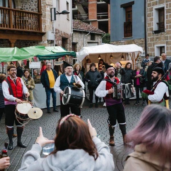 Una bandina tradicional amenina la mañana en Arenas de Cabrales durante el IV Válgame Fest que se celebra en el pueblo.
