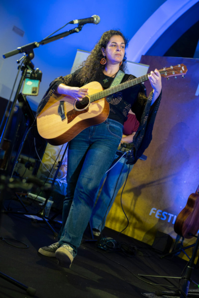 Susana Sors, cantante de Guieldu en un momento del concierto en La Grapa de Avilés.