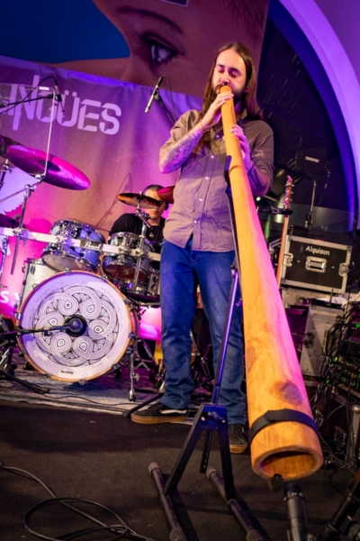 Pablo tocando el didgeridoo en el concierto de Guieldu. Avilés, octubre 2026.