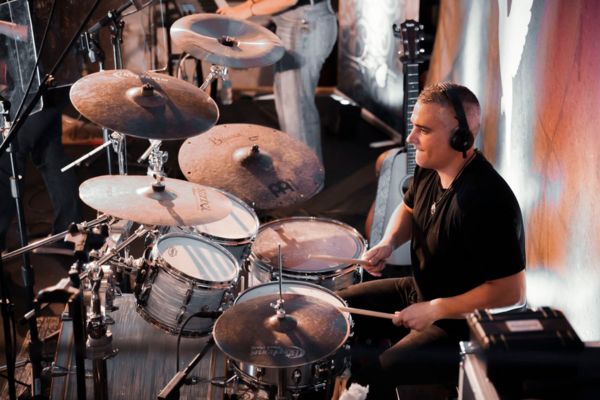 Rubén Cadenas a la batería de Guieldu en el concierto de Avilés, en octubre de 2026.